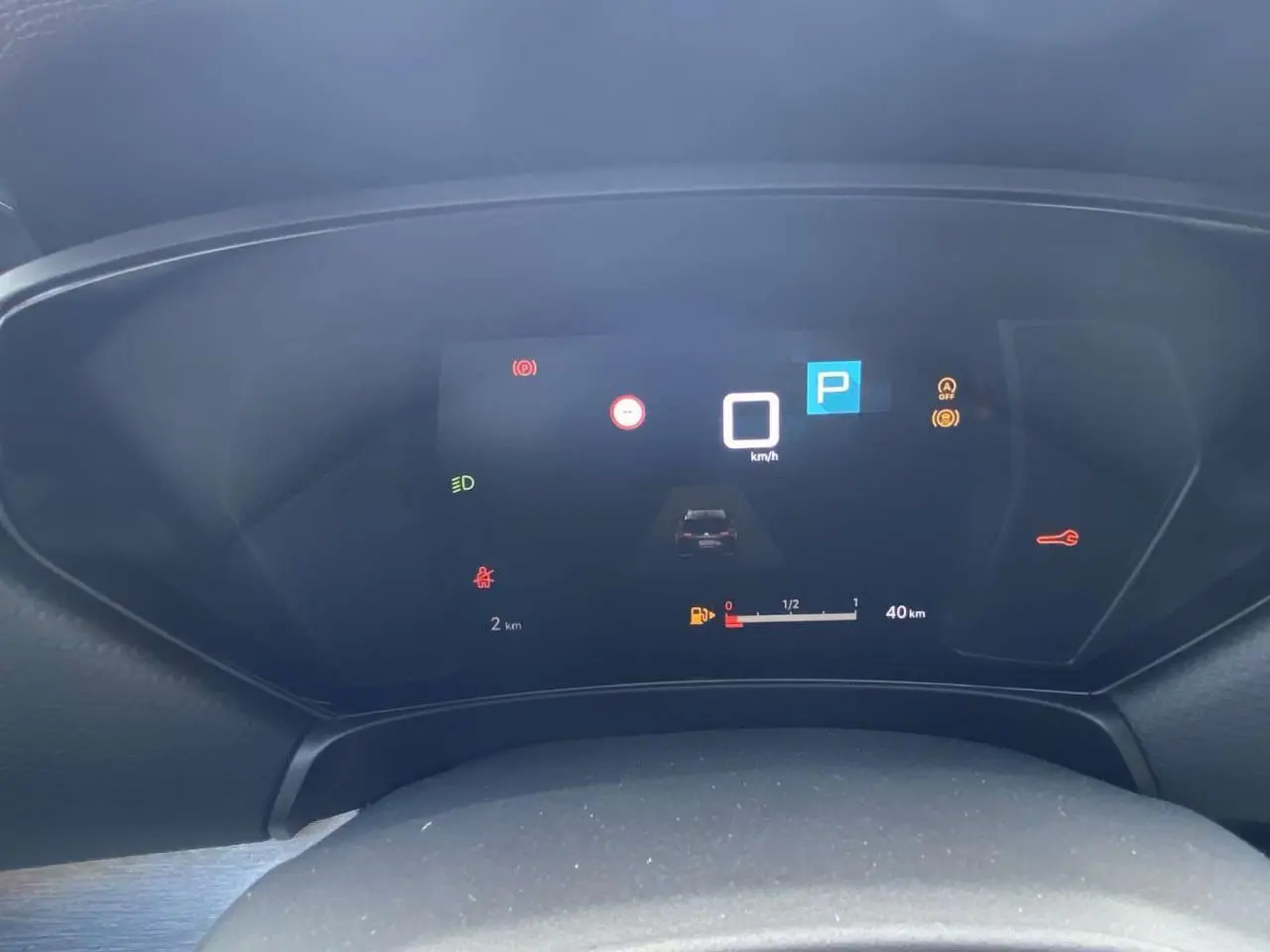 Tableau de bord numérique du Citroën C5 X 2023 affichant vitesse à zéro et indicateurs d'alerte allumés.