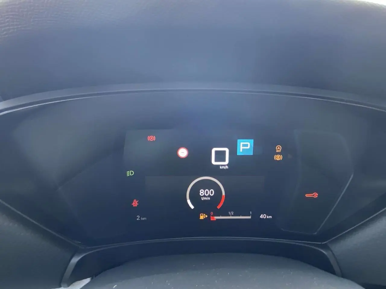 Tableau de bord numérique du Citroën C5 X 2023 affichant la vitesse à zéro et le régime moteur à 800 tr/min.