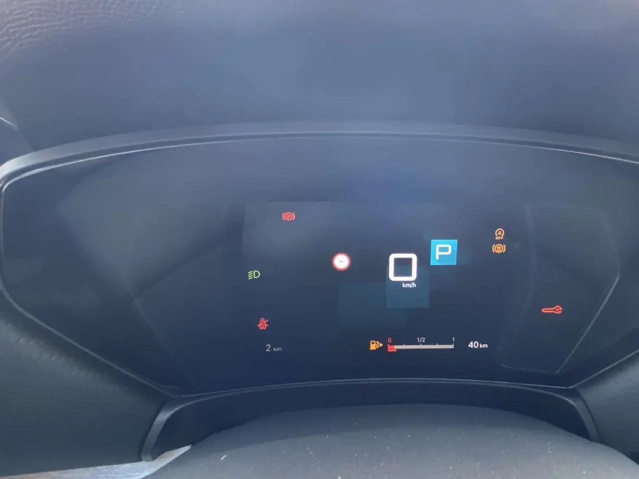 Tableau de bord numérique de la Citroën C5 X 2023 affichant la vitesse à 0 km/h et le mode parking activé.