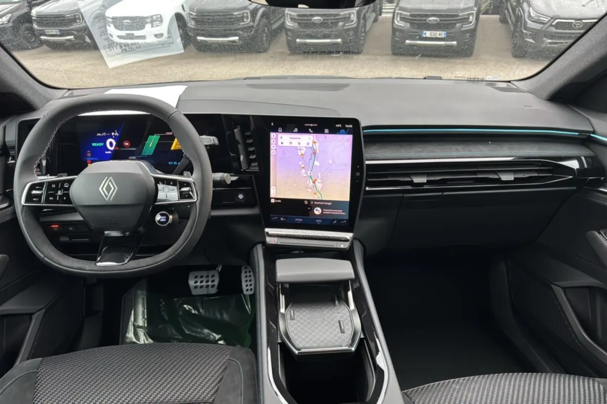 Intérieur du Renault Austral ETECH 200 Esprit Alpine Plus 2025, tableau de bord moderne avec écran tactile vertical et volant multifonction.