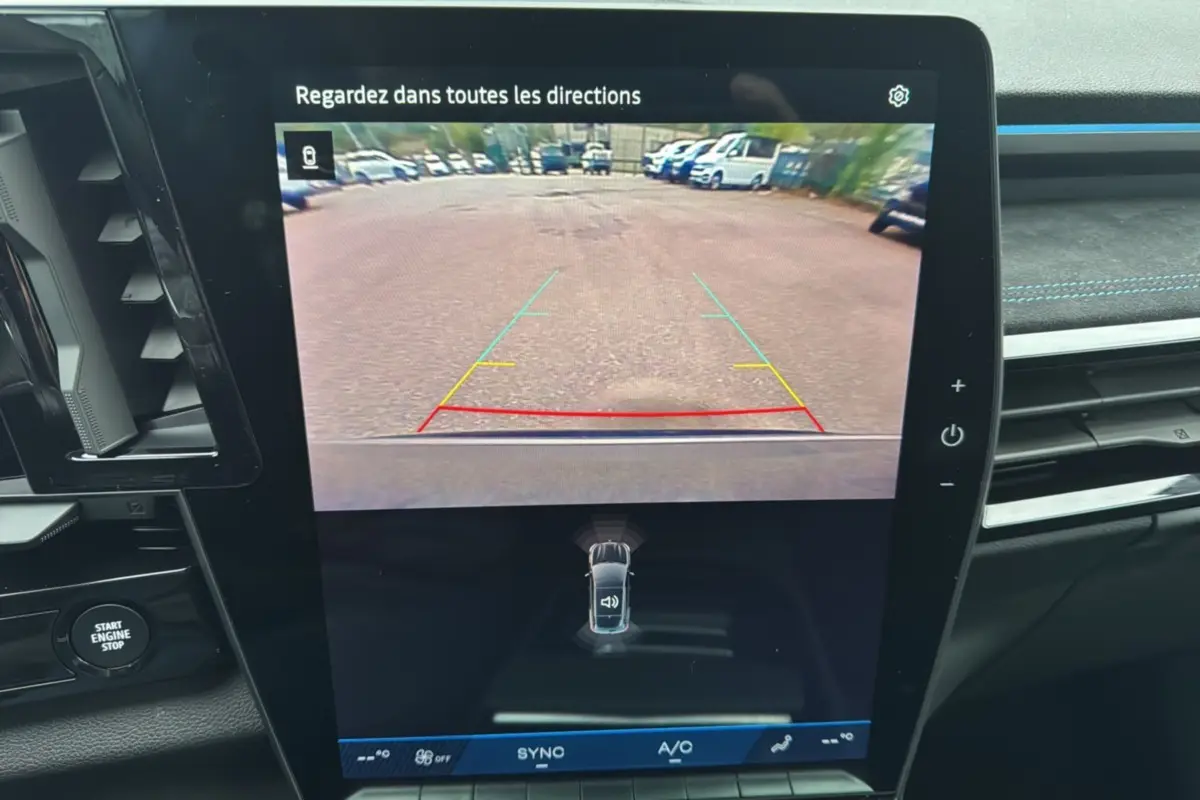 Écran central du Renault Austral E-Tech 200 Esprit Alpine Plus montrant la caméra de recul avec lignes de guidage.