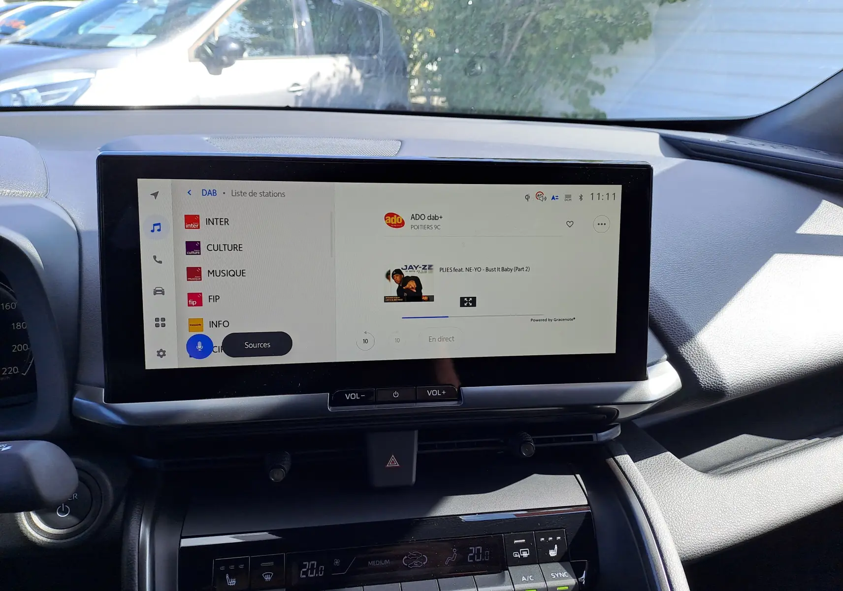 Écran tactile central de la Toyota C-HR II STYLE 1.8 Hybrid 2025, vue intérieure du tableau de bord noir.