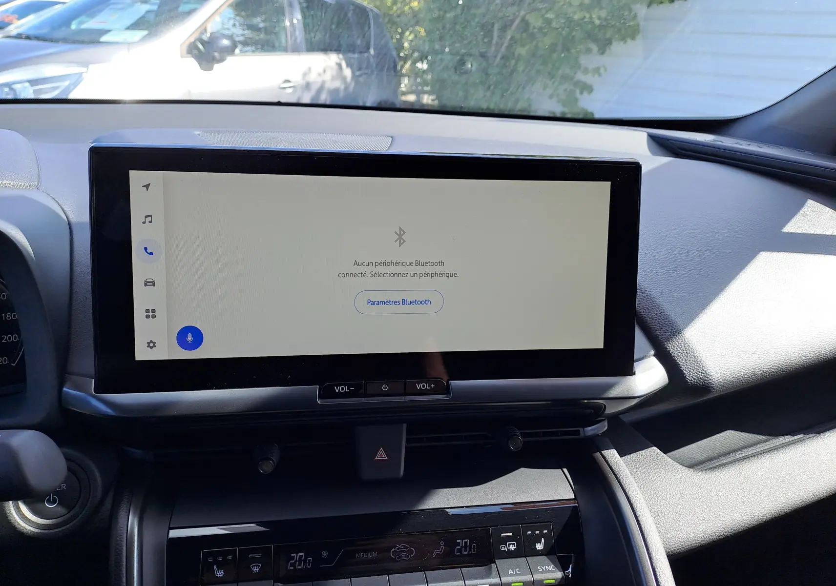 Écran tactile central allumé dans l'habitacle d'un Toyota C-HR gris minéral, vue de face du tableau de bord.