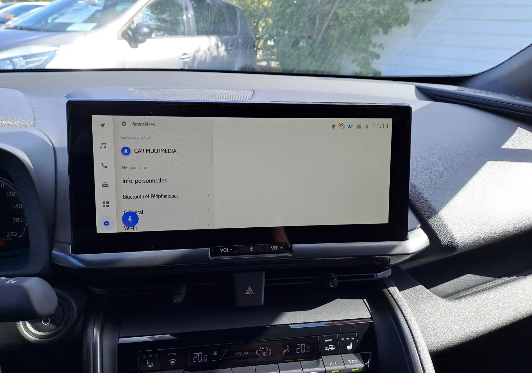 Écran central du Toyota C-HR gris minéral 2025 montrant la caméra de recul avec lignes de guidage colorées.