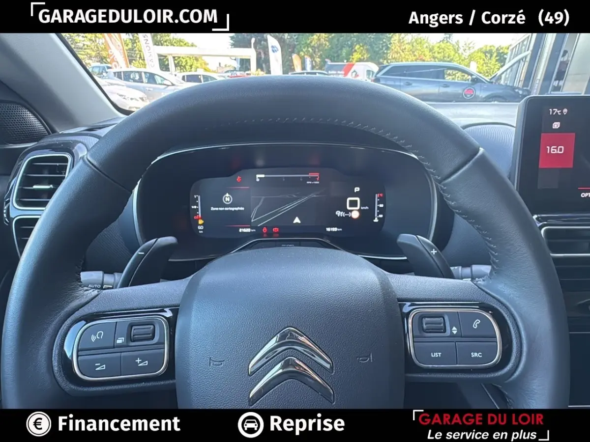 Vue centrée sur le volant cuir noir du Citroën C5 Aircross 2025 avec tableau de bord numérique et écran tactile.