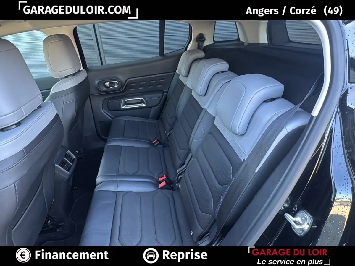 Vue intérieure côté droit des sièges arrière en cuir noir et gris du Citroën C5 Aircross 2025 finition BlueHDi MAX.
