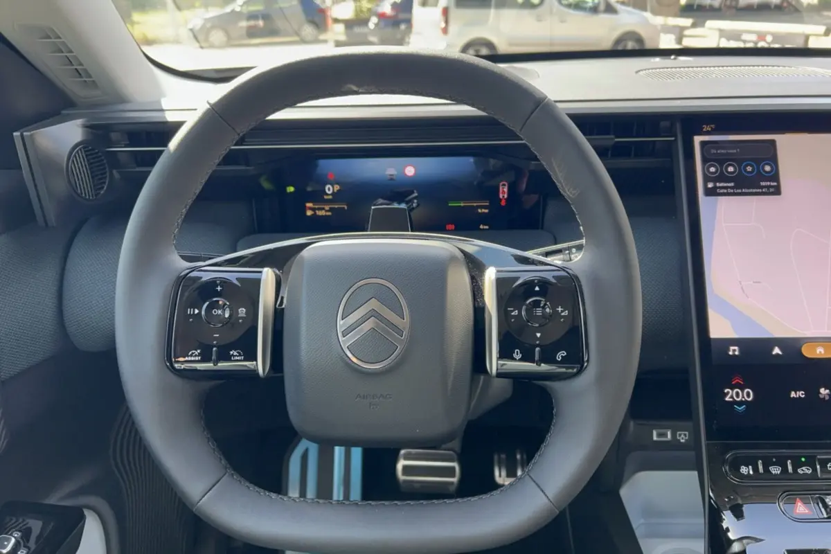 Vue centrée sur le volant cuir multifonctions du Citroën C5 Aircross New Hybrid 2026 avec tableau de bord numérique.