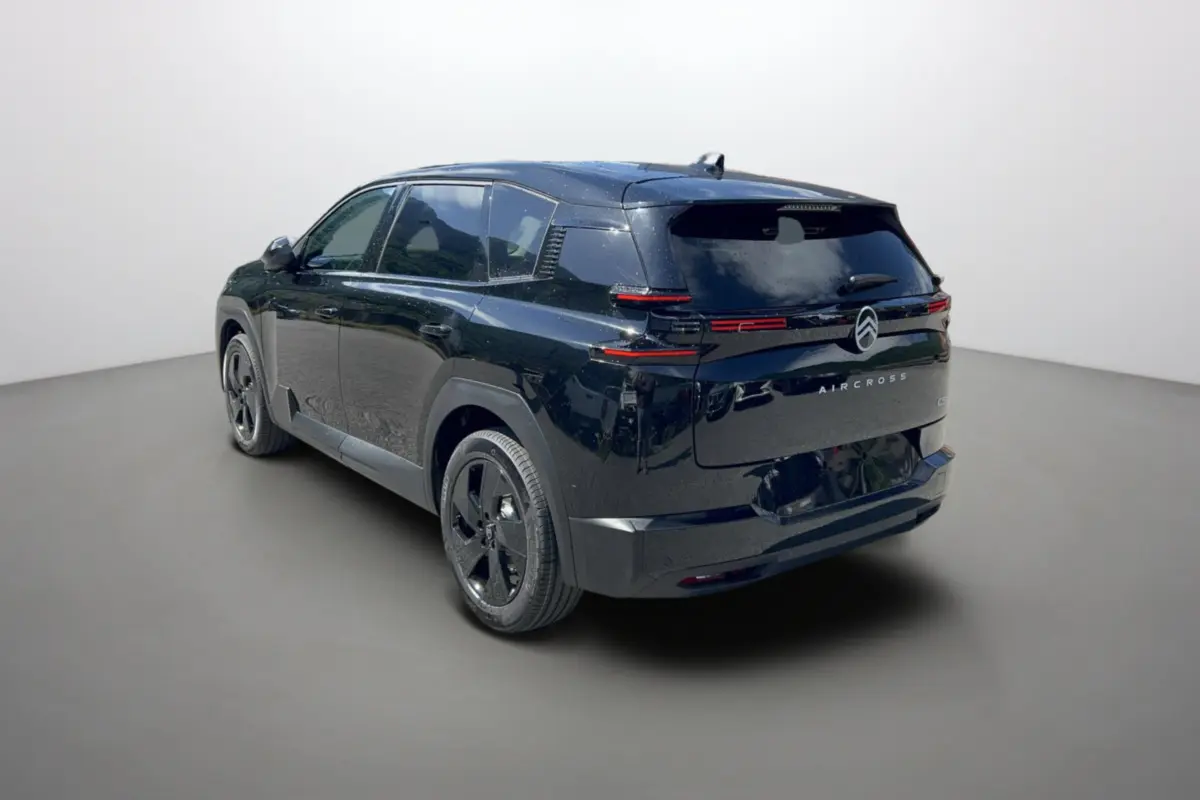 Vue 3/4 arrière droite d'un Citroën C5 Aircross New Hybrid 145 noir perla nera avec vitres surteintées et jantes alu noires.