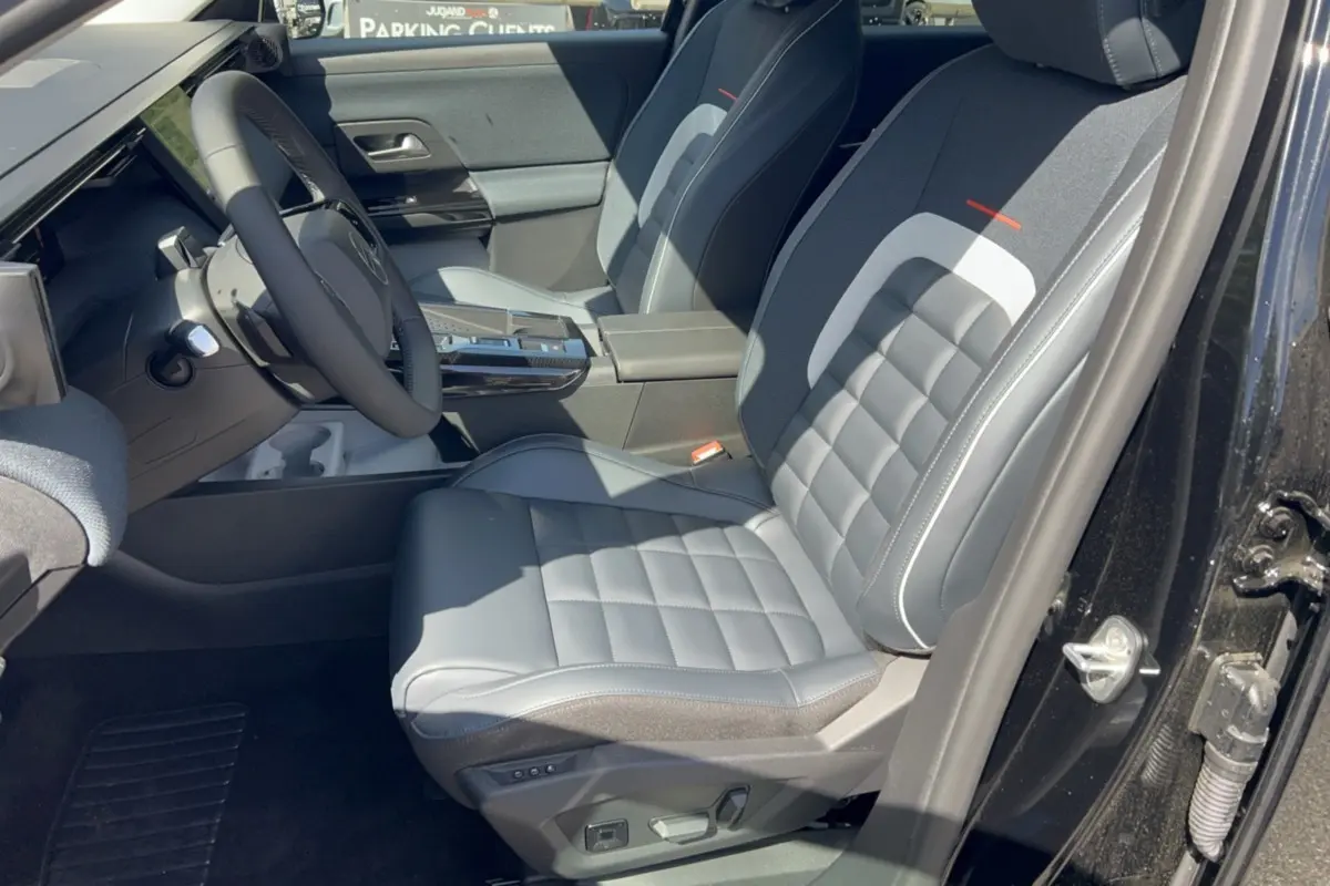 Vue intérieure côté conducteur du Citroën C5 Aircross New Hybrid 145 Max T.O 2026 avec siège cuir gris et volant multifonctions.