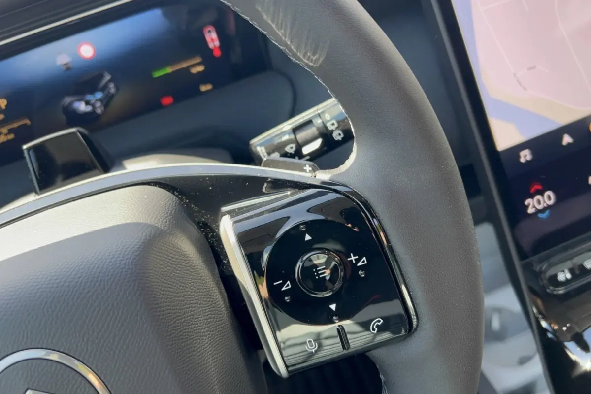 Gros plan sur le volant cuir multifonctions côté gauche du Citroën C5 Aircross New Hybrid 2026 noir perla nera.