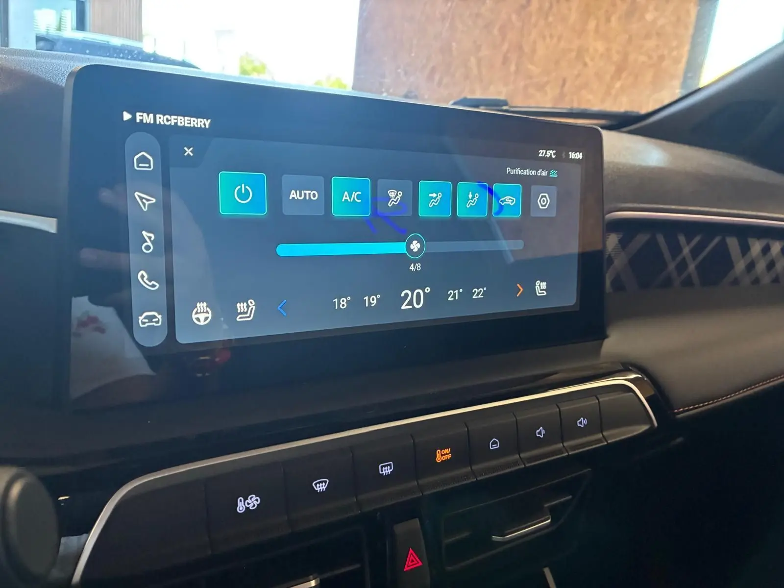Écran tactile central affichant les commandes de climatisation dans l’habitacle noir du MG MOTOR MG3 1.5 HYBRID+ 195 LUXURY.