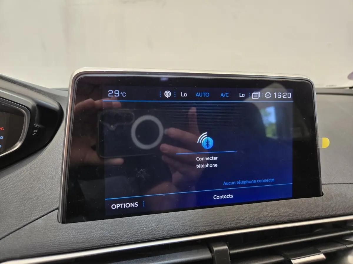 Écran tactile central affichant la connexion Bluetooth dans l’habitacle du Peugeot 5008 gris clair, vue de face.