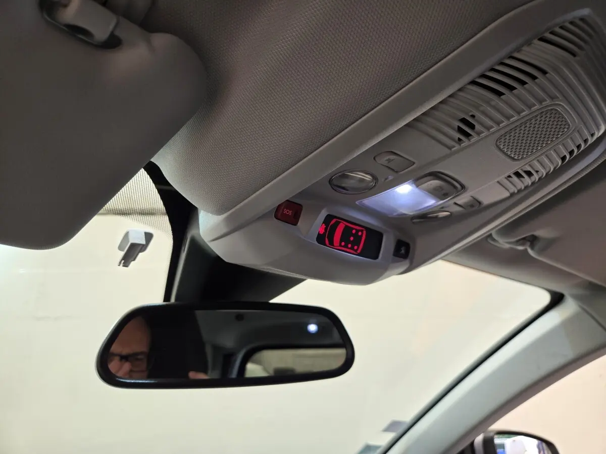 Vue intérieure du plafonnier gris clair avec commandes et rétroviseur central du Peugeot 5008 2020 Essence.