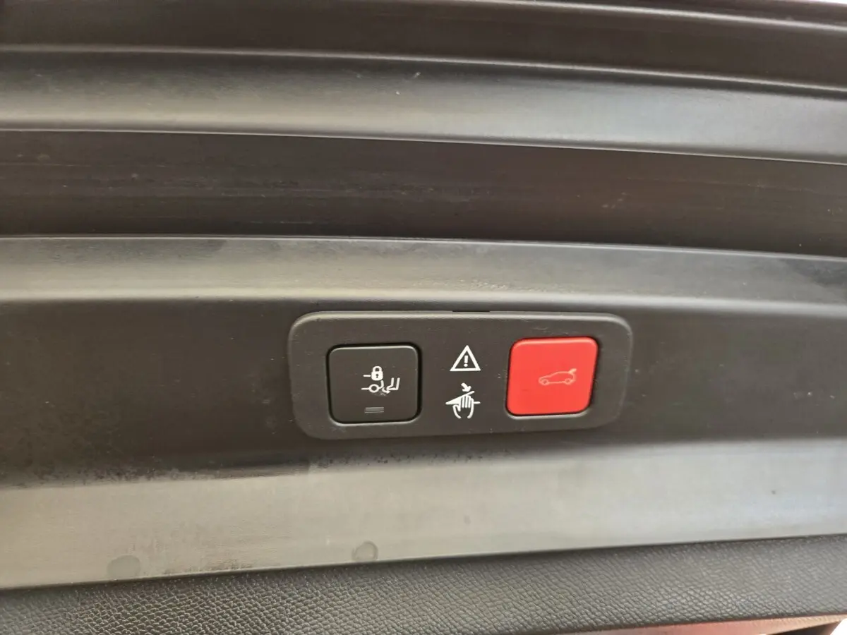 Boutons de commande du coffre électrique sur panneau intérieur gris foncé d’un Peugeot 5008 2020.