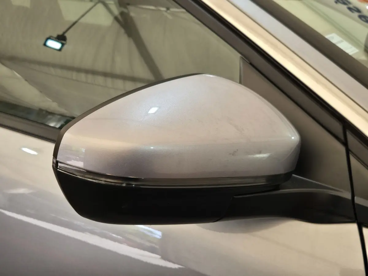Rétroviseur côté gauche gris clair du Peugeot 5008 2020, avec clignotant intégré et carrosserie visible en arrière-plan.