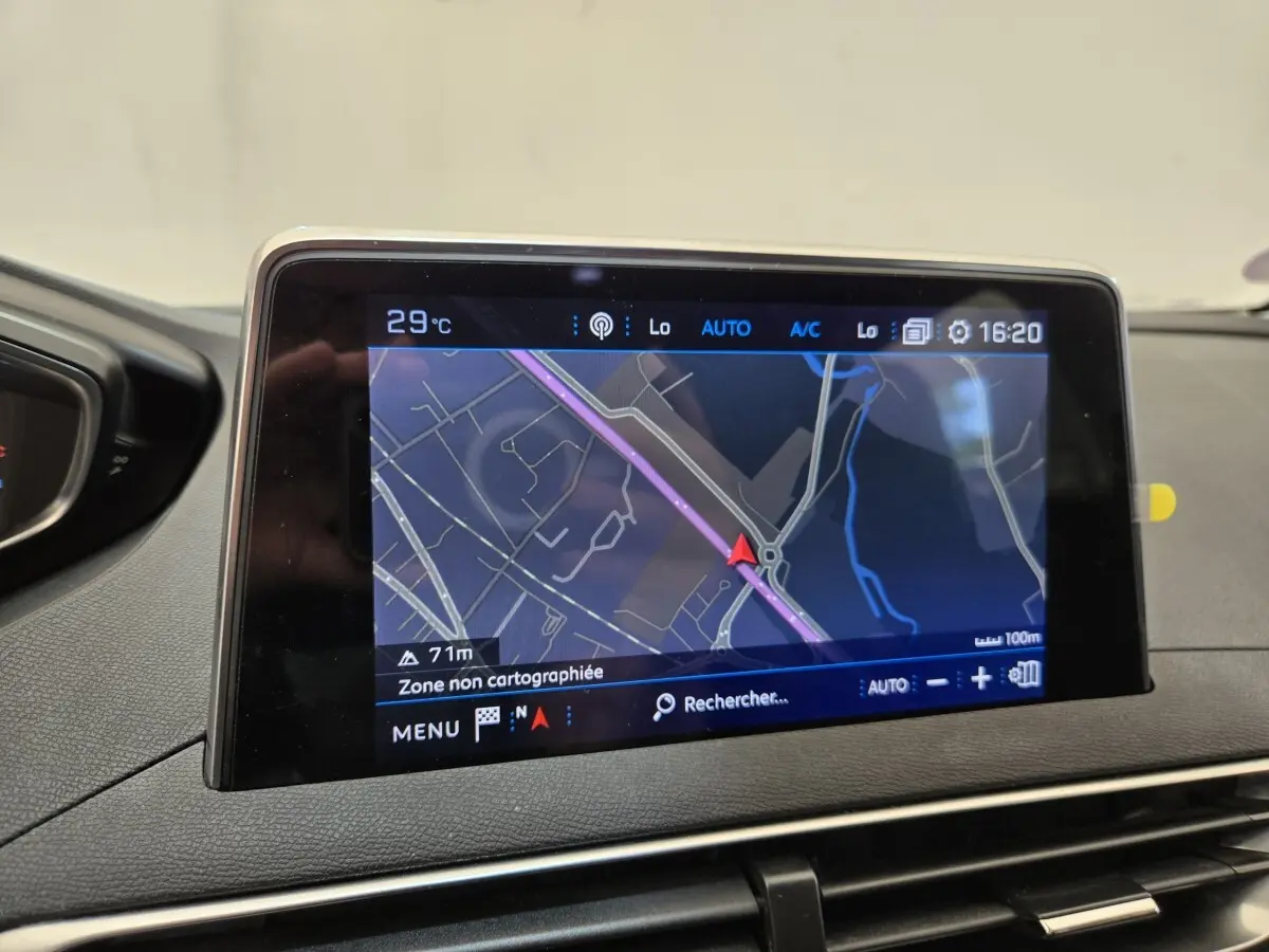 Écran tactile central du tableau de bord du Peugeot 5008 gris clair, affichant la navigation GPS en intérieur.