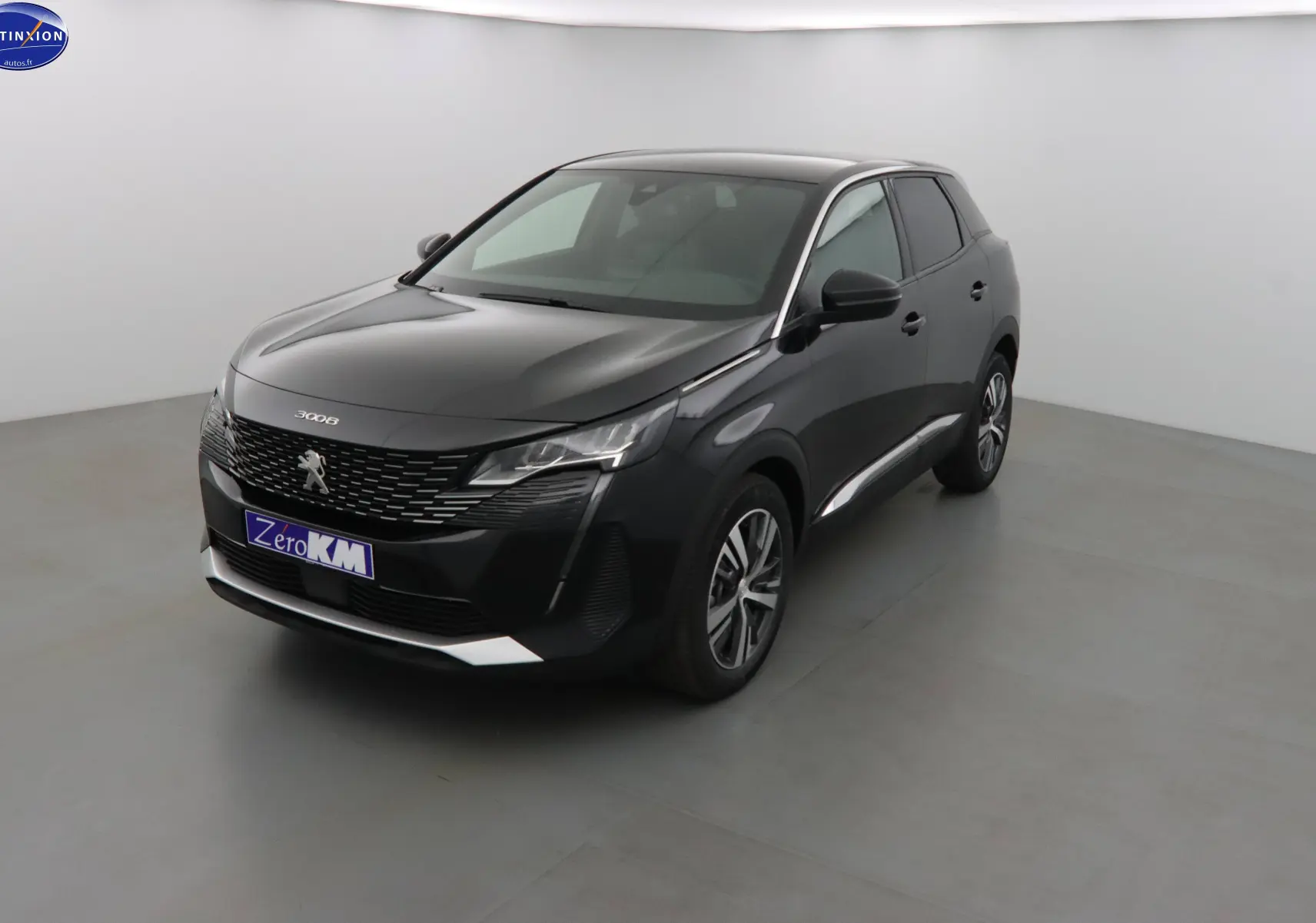 Peugeot 3008 noir Perla Nera en 3/4 avant droit, soulignant sa calandre moderne et ses jantes bi-ton.