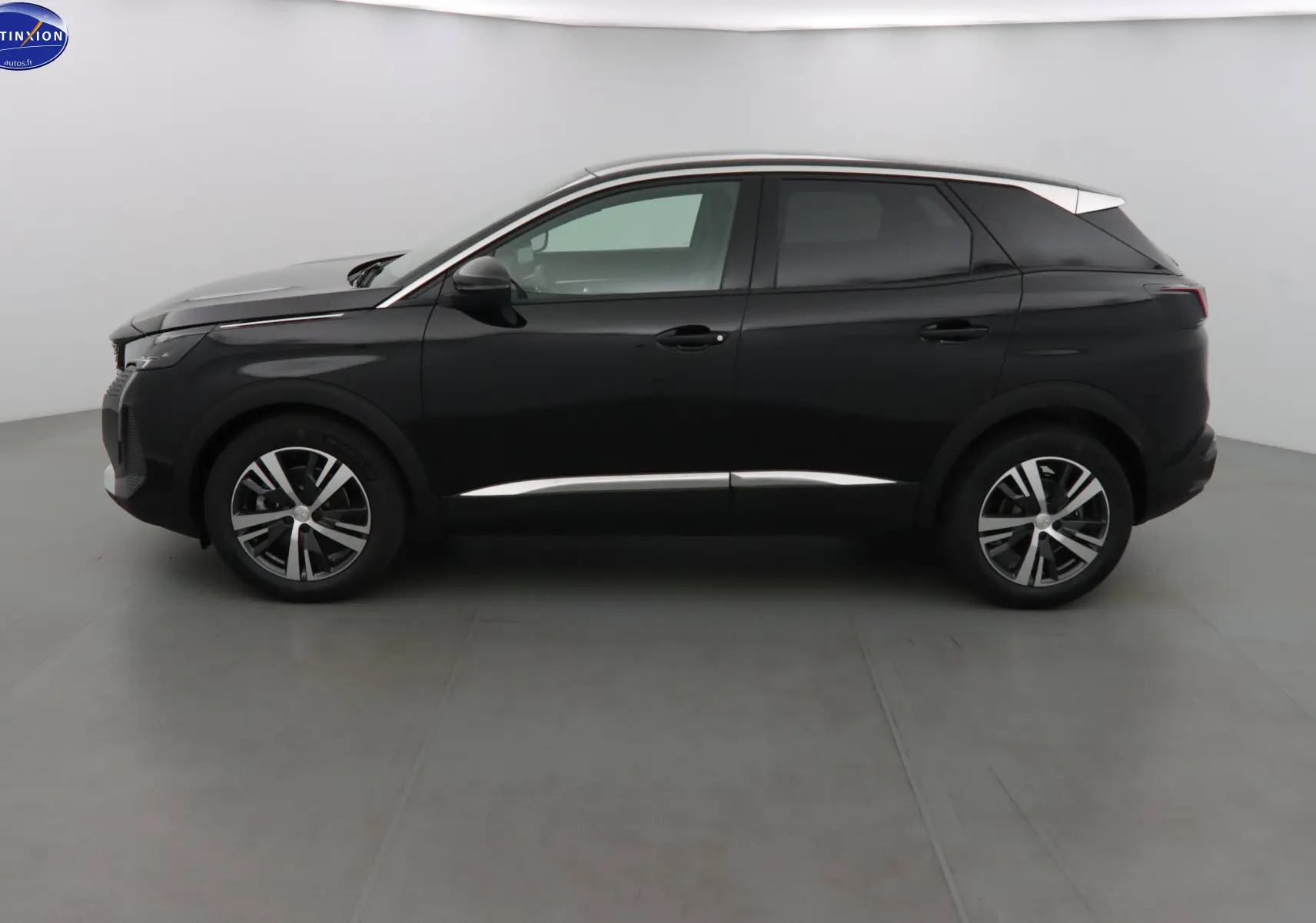 Profil côté gauche d'un Peugeot 3008 noir Perla Nera 2023 avec toit blanc et jantes alliage bicolores.