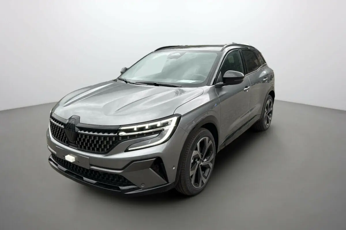 Renault Austral E-Tech 200 Esprit Alpine Plus gris schiste avec toit noir, vue 3/4 avant droit mettant en valeur sa calandre distinctive.