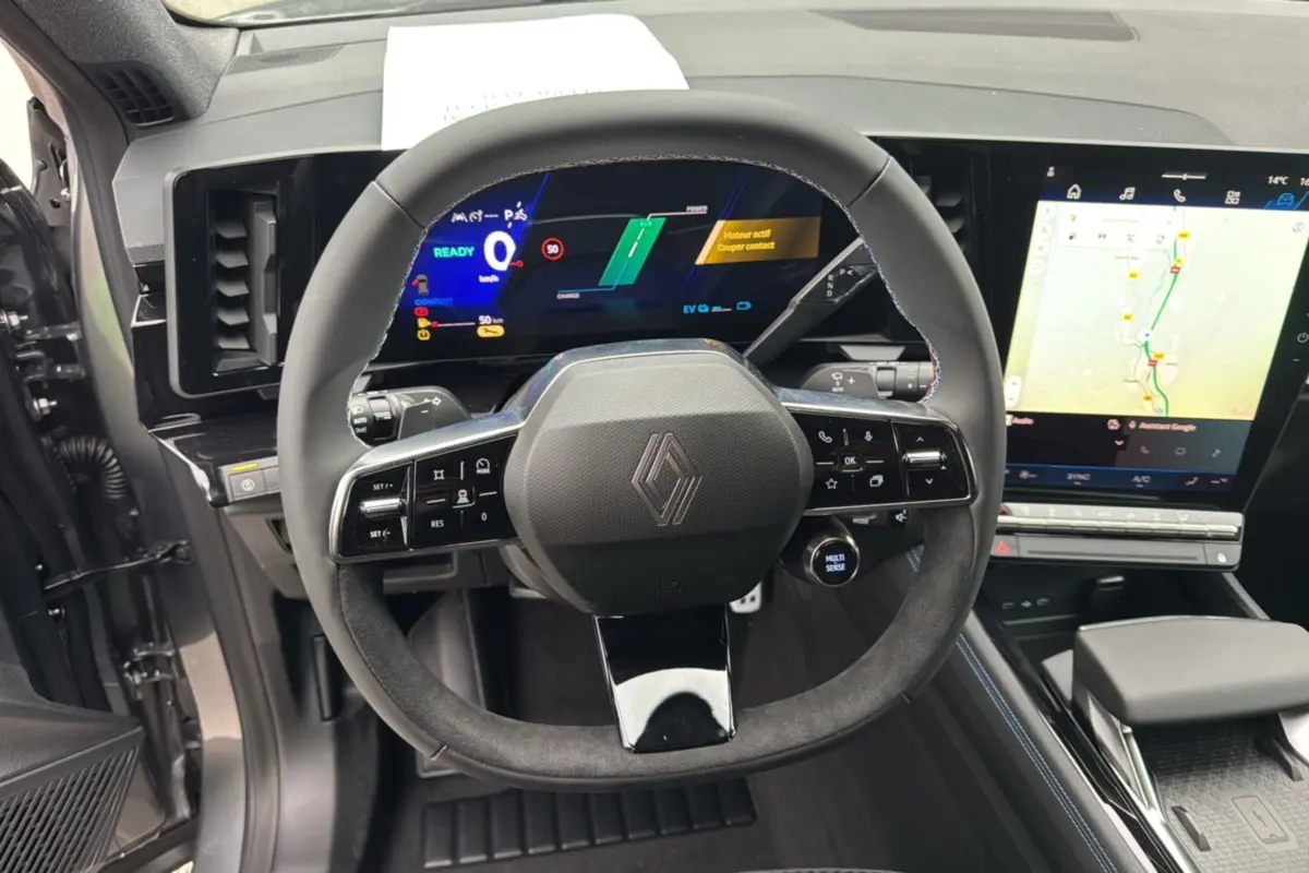 Vue intérieure centrée sur le volant du Renault Austral E-Tech 200 Esprit Alpine Plus 2025 avec tableau de bord numérique et écran tactile.