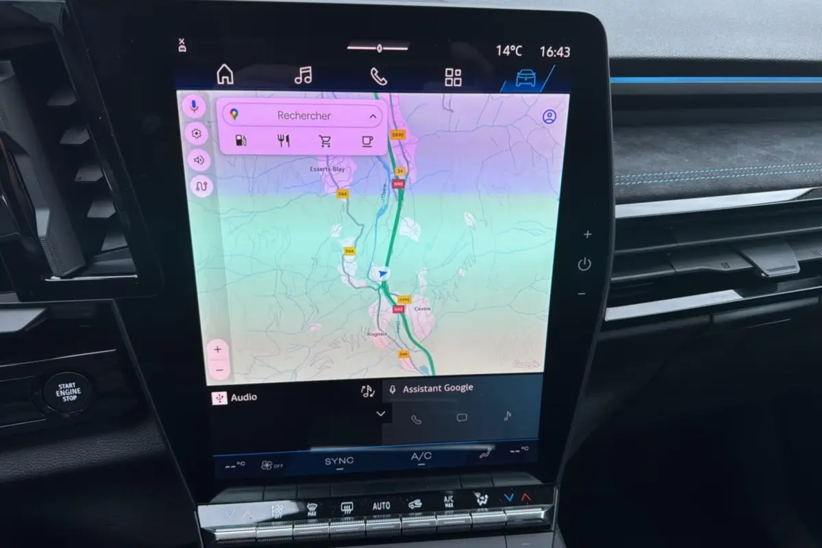 Écran tactile central du Renault Austral ETECH 200 Esprit Alpine Plus 2025 affichant la navigation GPS.