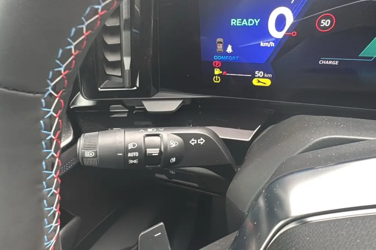 Détail de la commande des phares et clignotants à gauche du volant du Renault Austral E-Tech 200 gris schiste 2025.