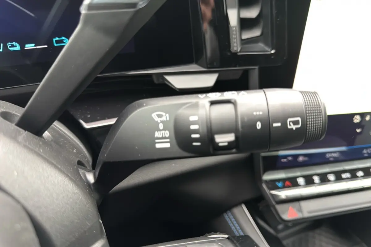Gros plan sur la commande d'essuie-glace du Renault Austral E-Tech 200 Esprit Alpine Plus 2025, intérieur noir moderne.