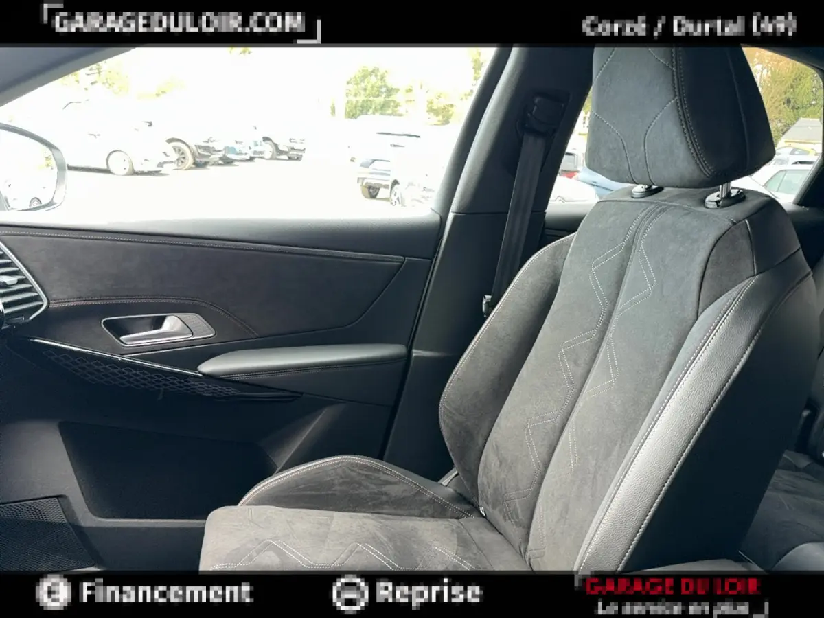 Vue intérieure côté passager avant du DS7 Crossback 2020, siège en alcantara gris avec surpiqûres contrastées.