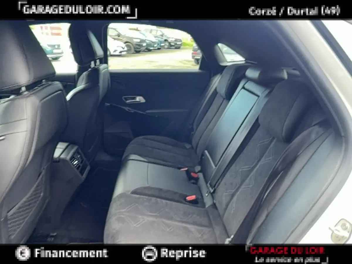 Vue intérieure arrière côté droit du DS7 Crossback blanc, montrant les sièges en cuir et alcantara noirs avec accoudoir central.