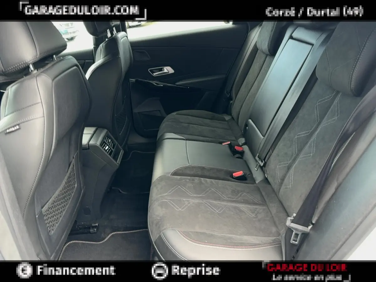 Vue latérale intérieure arrière du DS7 Crossback blanc, montrant les sièges en cuir et alcantara noirs avec surpiqûres décoratives.