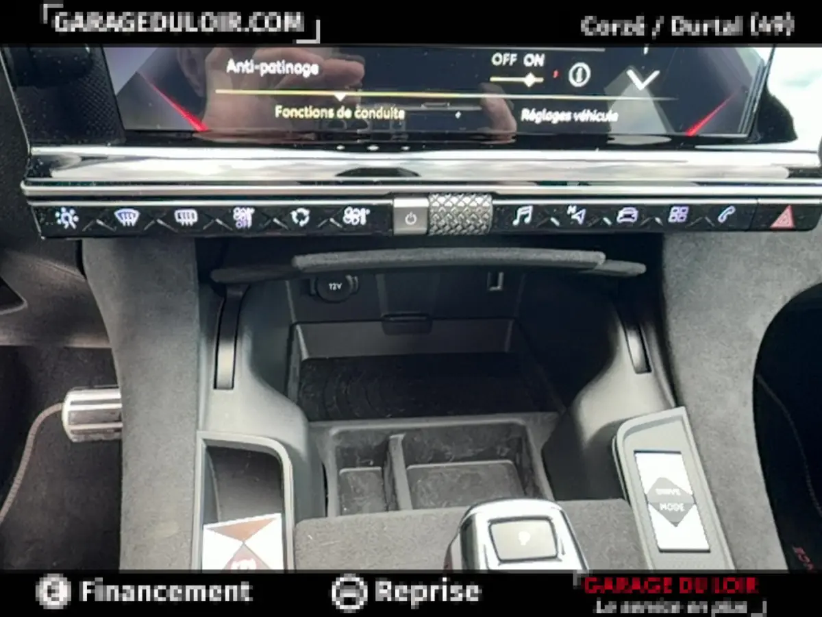 Vue rapprochée de la console centrale du DS7 Crossback blanc, avec écran tactile et commandes de conduite visibles.