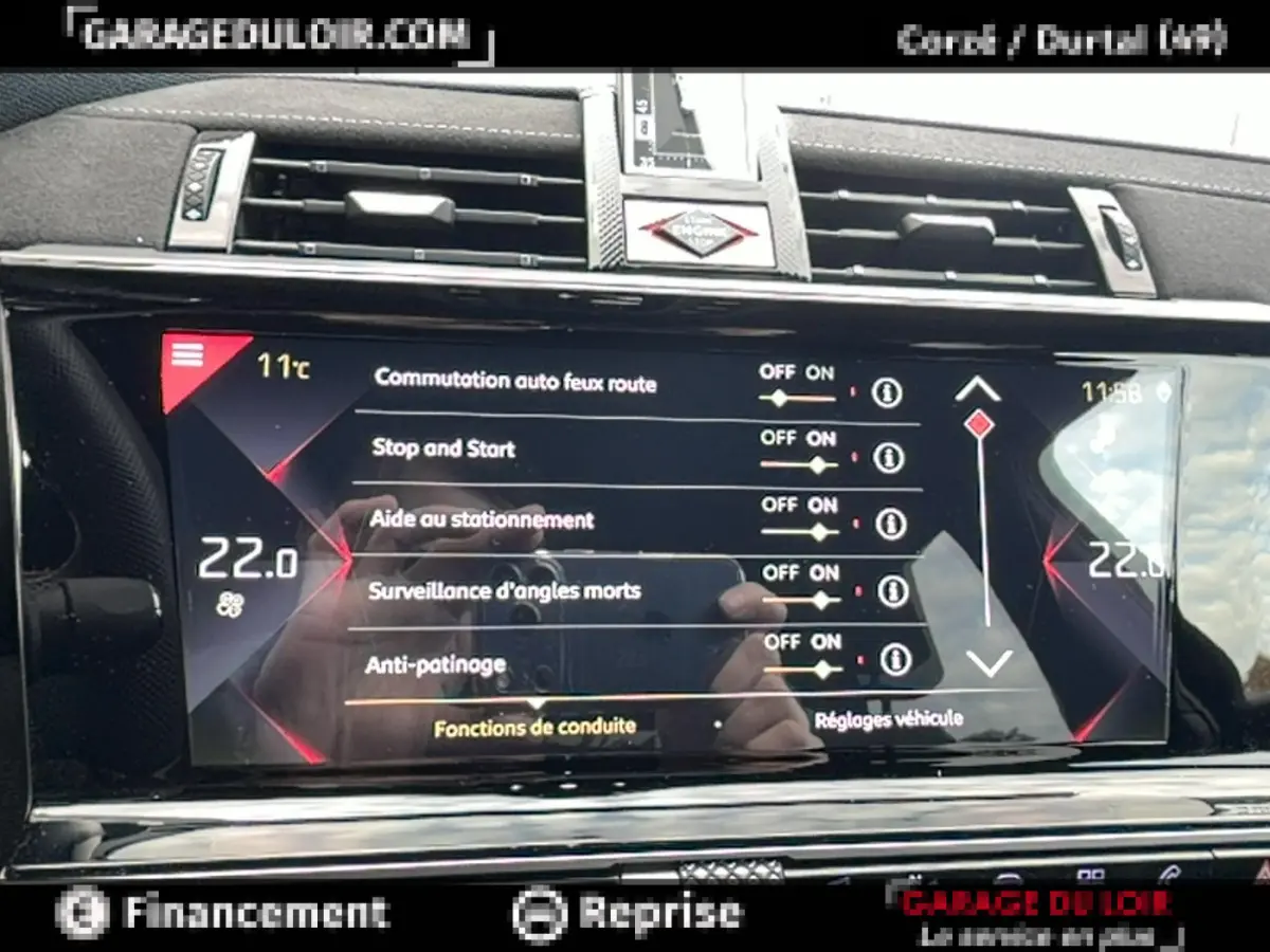 Écran tactile central du tableau de bord du DS7 Crossback blanc, affichant les réglages des aides à la conduite.