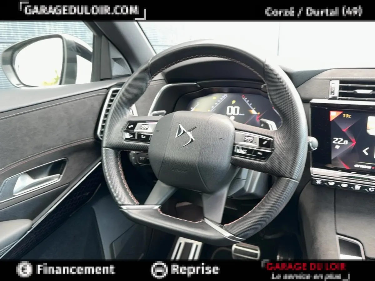 Vue intérieure centrée sur le volant cuir du DS7 Crossback 2020, avec tableau de bord numérique et écran tactile visible.