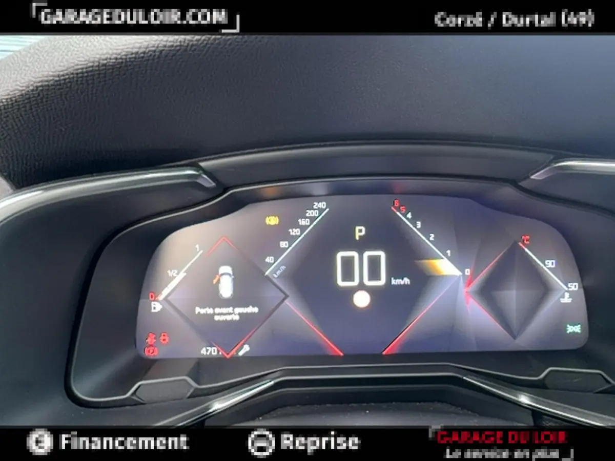 Tableau de bord numérique du DS7 Crossback blanc, affichage digital central avec vitesse à 0 km/h.