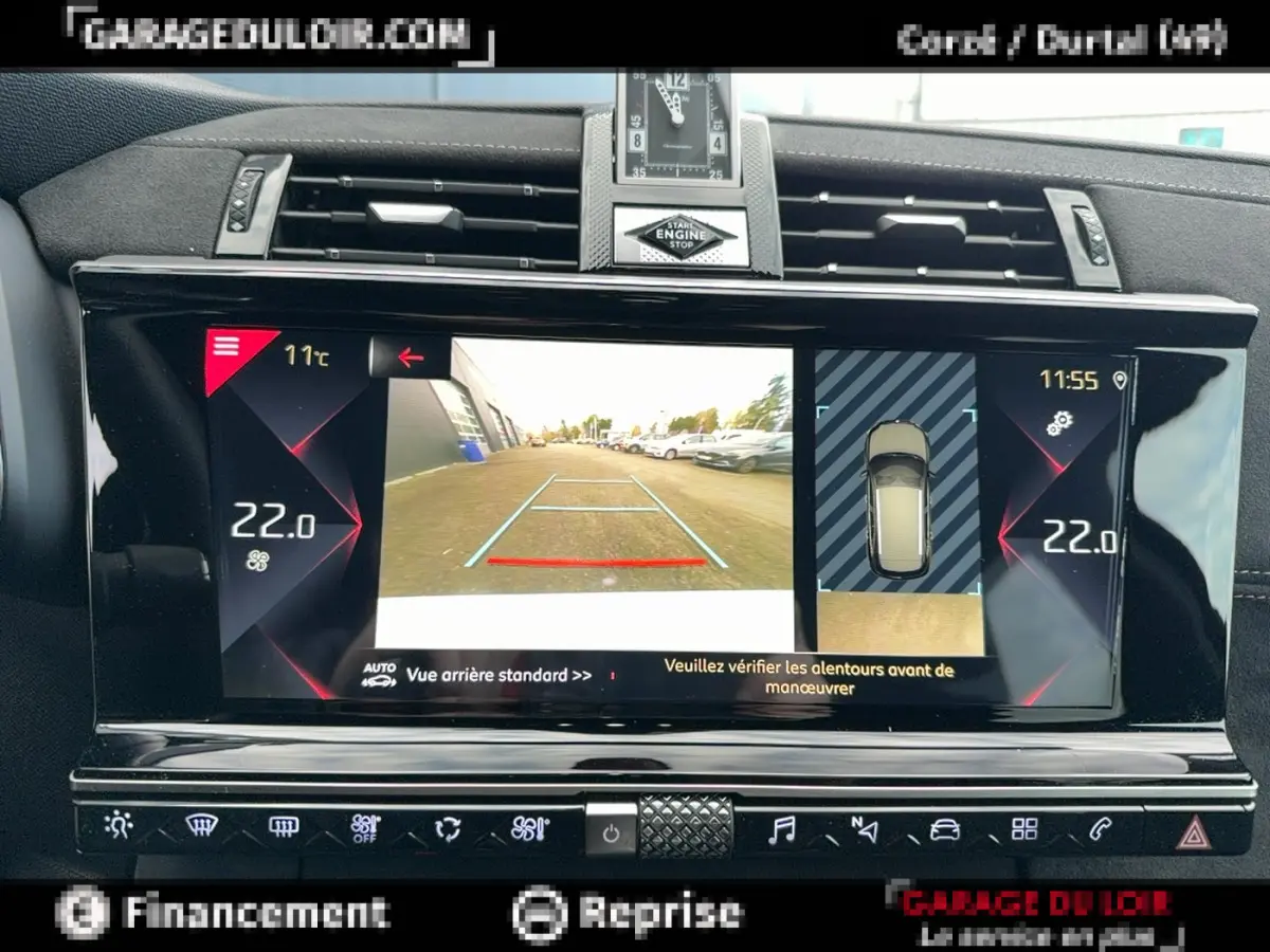 Écran tactile central du DS7 Crossback blanc montrant la caméra de recul et l'affichage de la climatisation à 22°C.