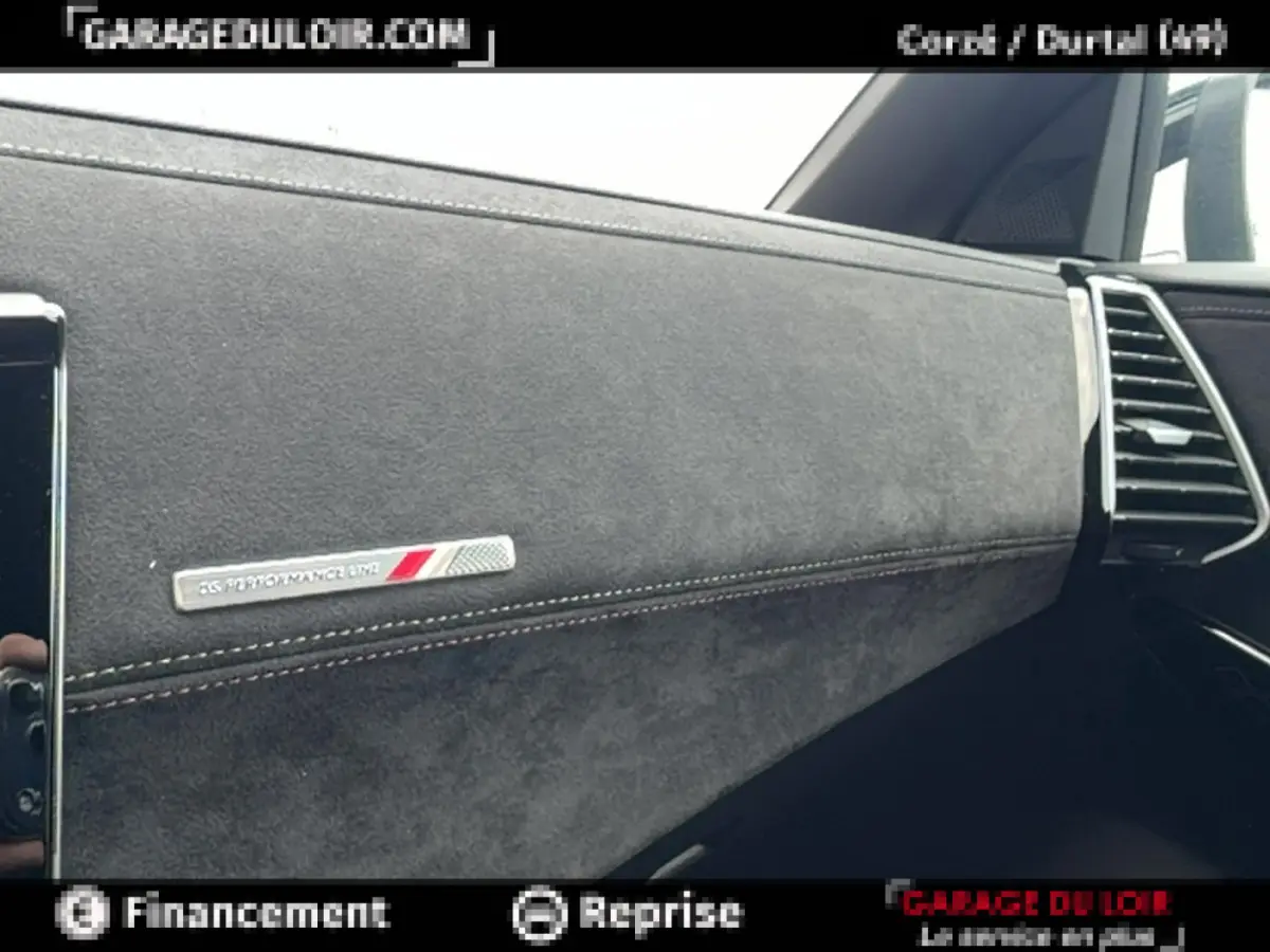 Vue intérieure côté passager du tableau de bord noir avec badge DS Performance Line sur DS7 Crossback 2020.