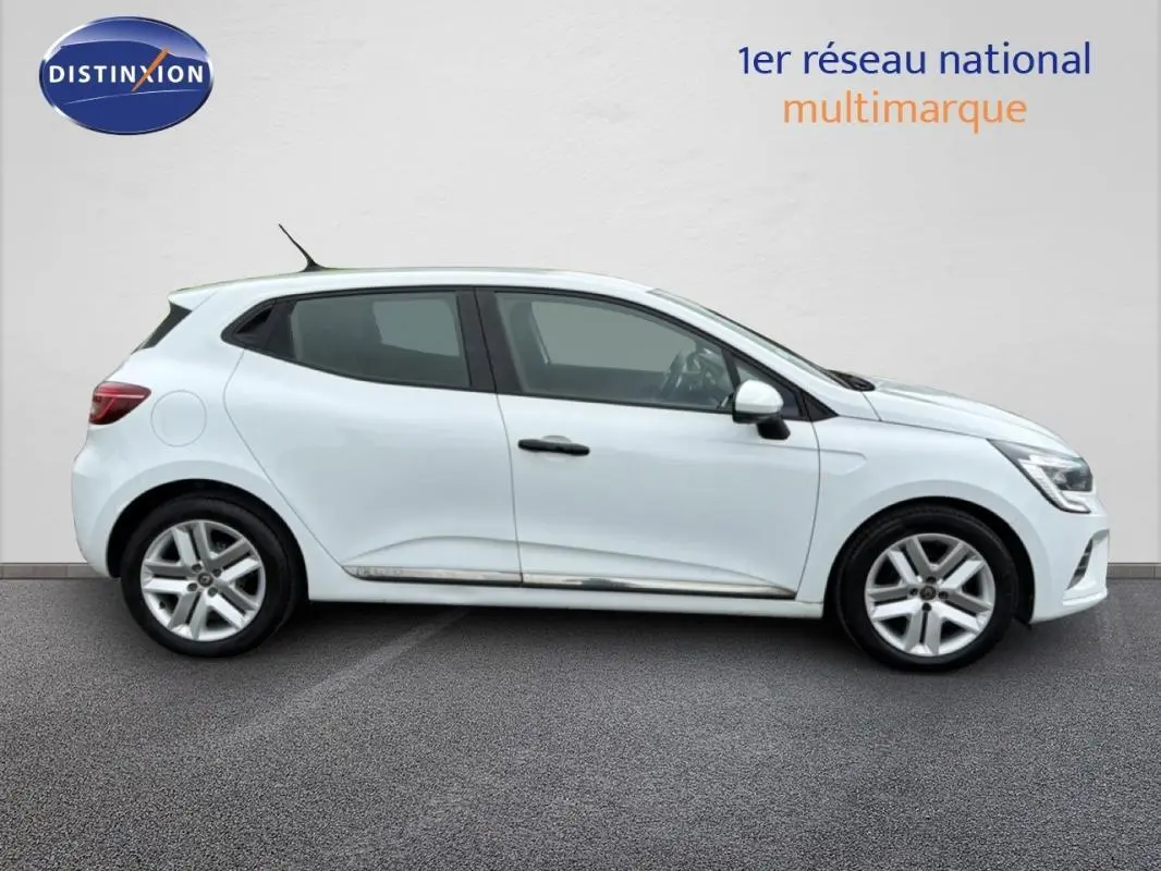 Profil côté gauche d'une Renault Clio blanche 2020 V SCe 75 Business avec jantes alliage et rétroviseurs blancs.