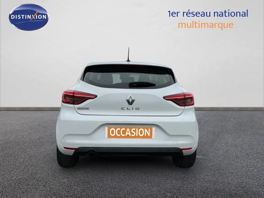 Vue arrière d'une Renault Clio blanche V SCe 75 Business 2020, avec feux LED et plaque "OCCASION" visible.