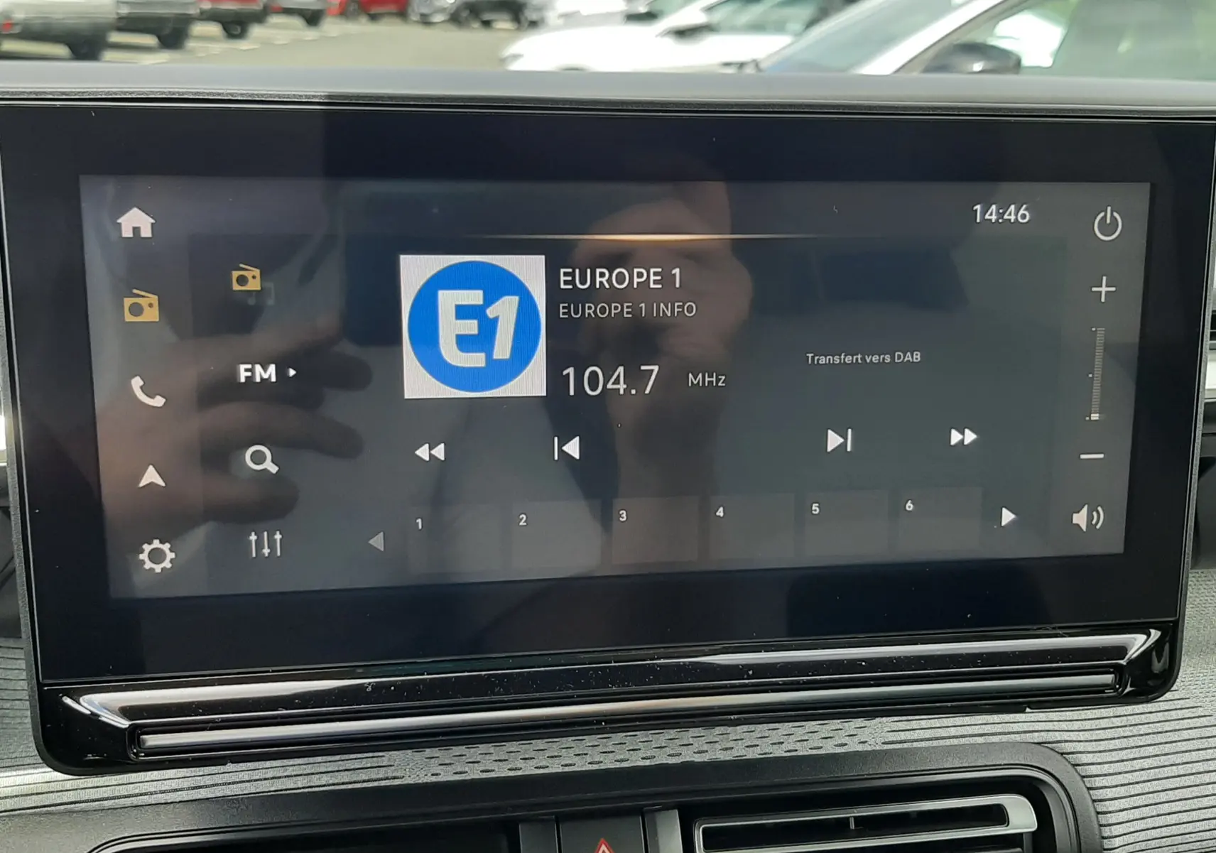 Écran tactile central du tableau de bord de la Citroën C3 Aircross 2026, affichant une radio FM sur fond noir.
