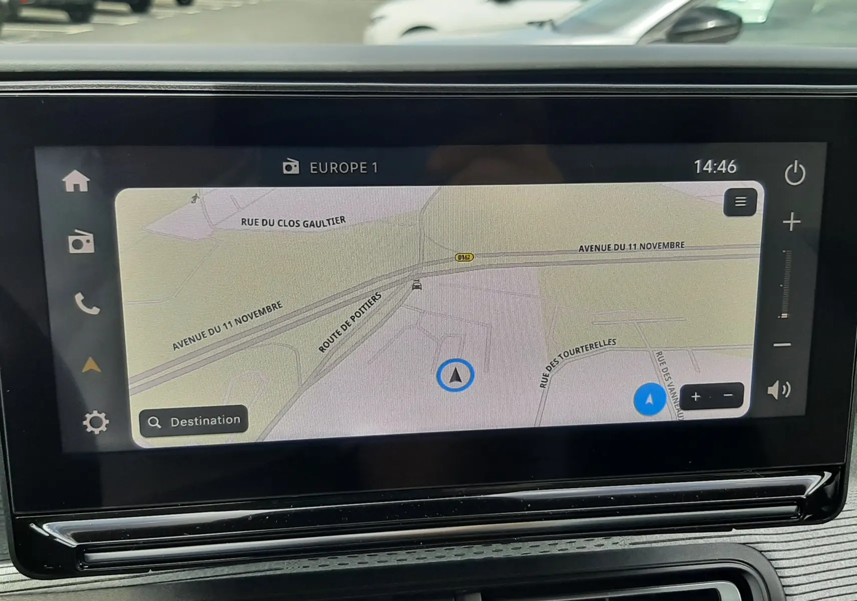 Vue de face du tableau de bord du Citroën C3 Aircross hybride 2026, avec écran tactile affichant la navigation GPS.