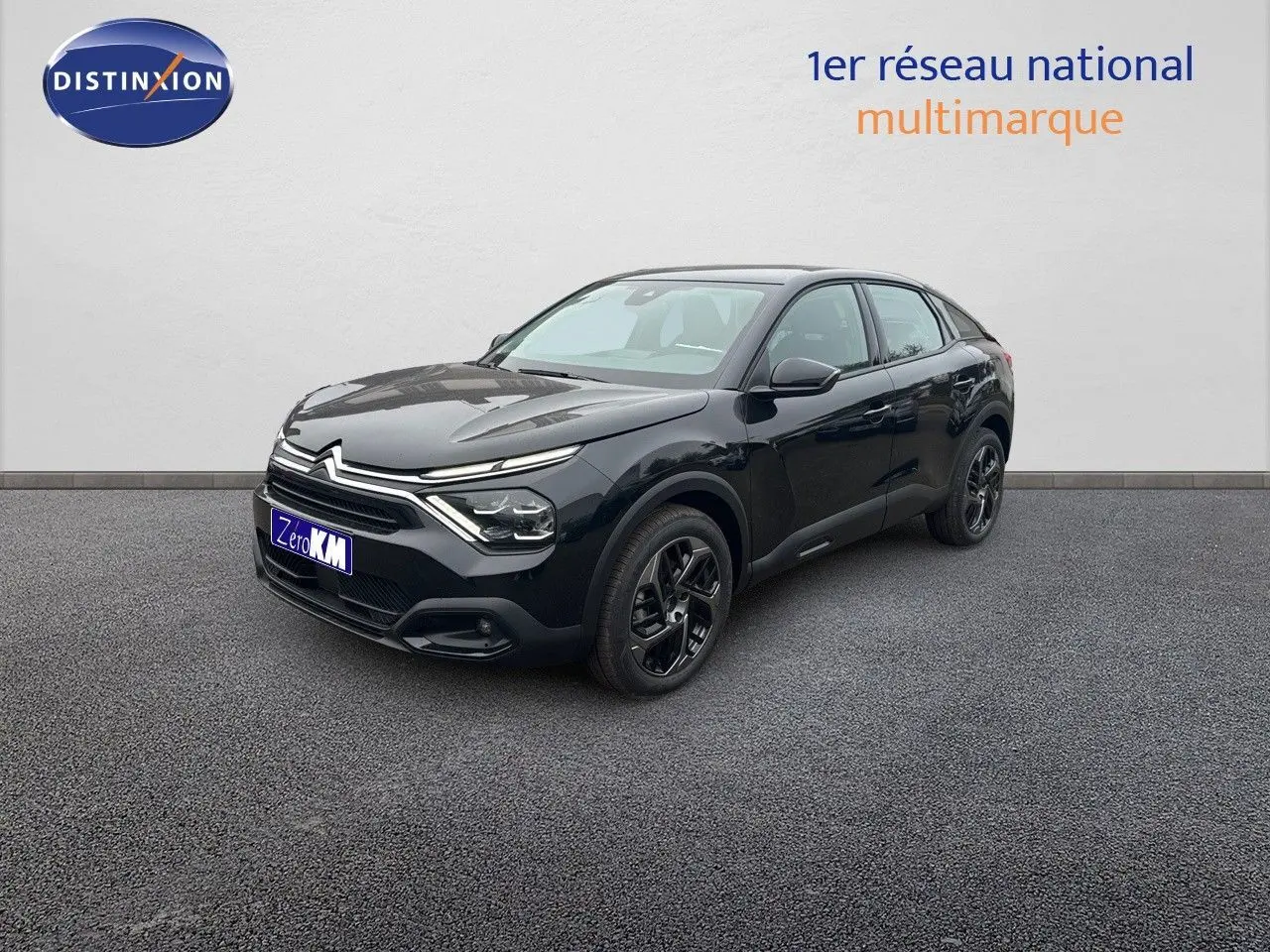 Citroën C4 2024 noir métal vue 3/4 avant droit avec feux LED et jantes noires biton.