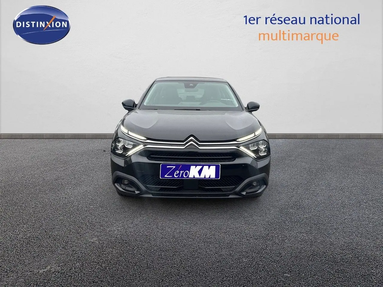 Citroën C4 noir métal vue de face avec ses phares LED et la calandre chromée distinctive.