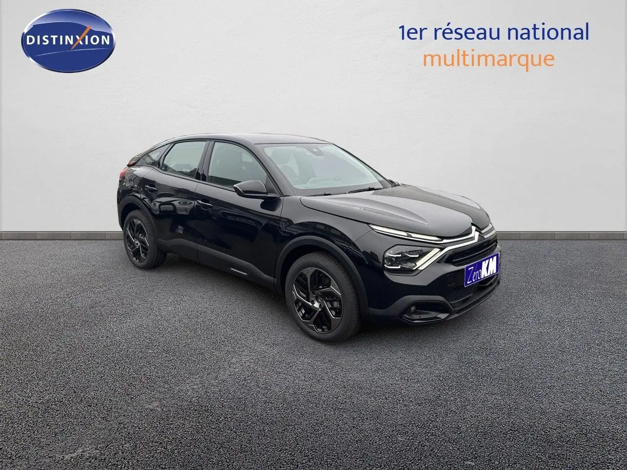 Citroën C4 noir métal vue 3/4 avant droit, avec signature lumineuse LED et jantes bi-ton noires.