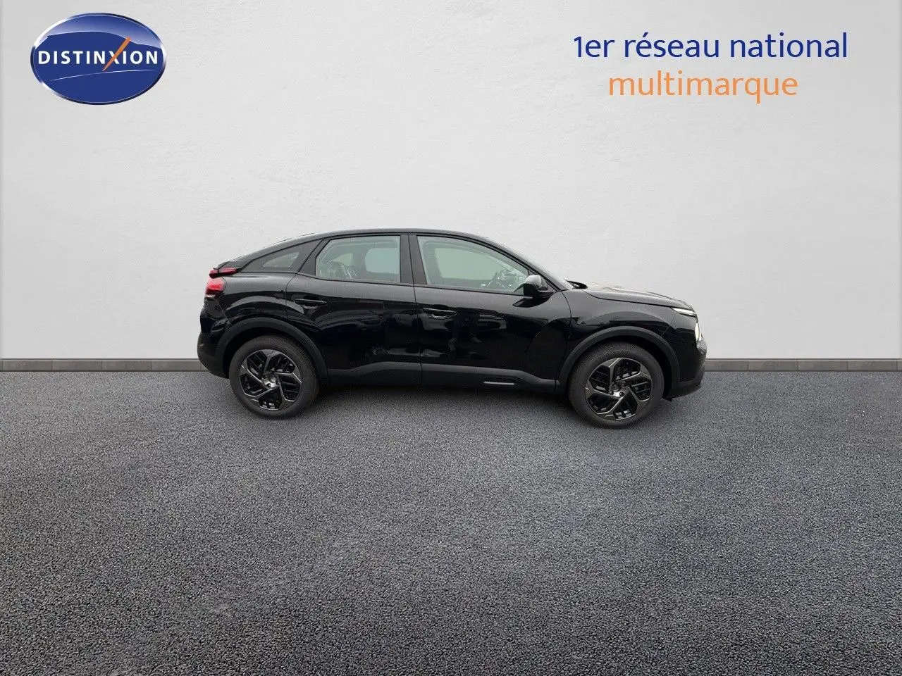 Profil côté gauche d'une Citroën C4 noire métallisée 2024, avec jantes bi-ton et lignes fluides modernes.