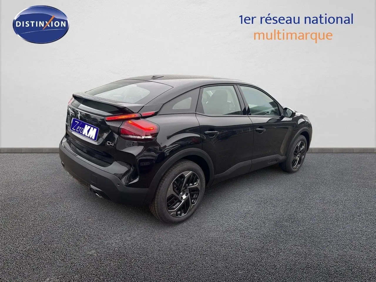 Citroën C4 noir métal vue 3/4 arrière droit, soulignant ses feux LED et jantes biton modernes.