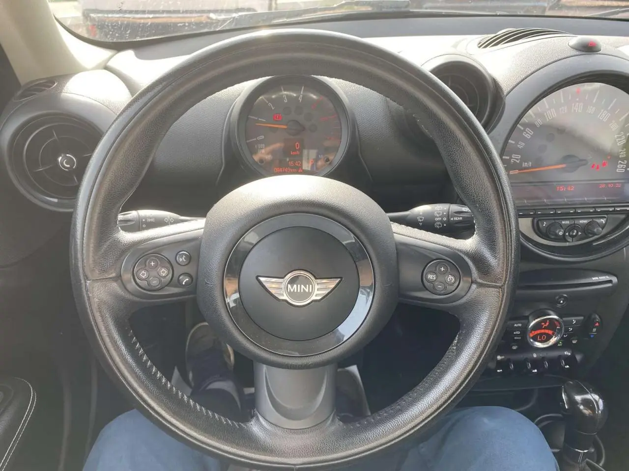 Vue centrée sur le volant en cuir noir d'une MINI Countryman 2015, avec tableau de bord et commandes visibles.