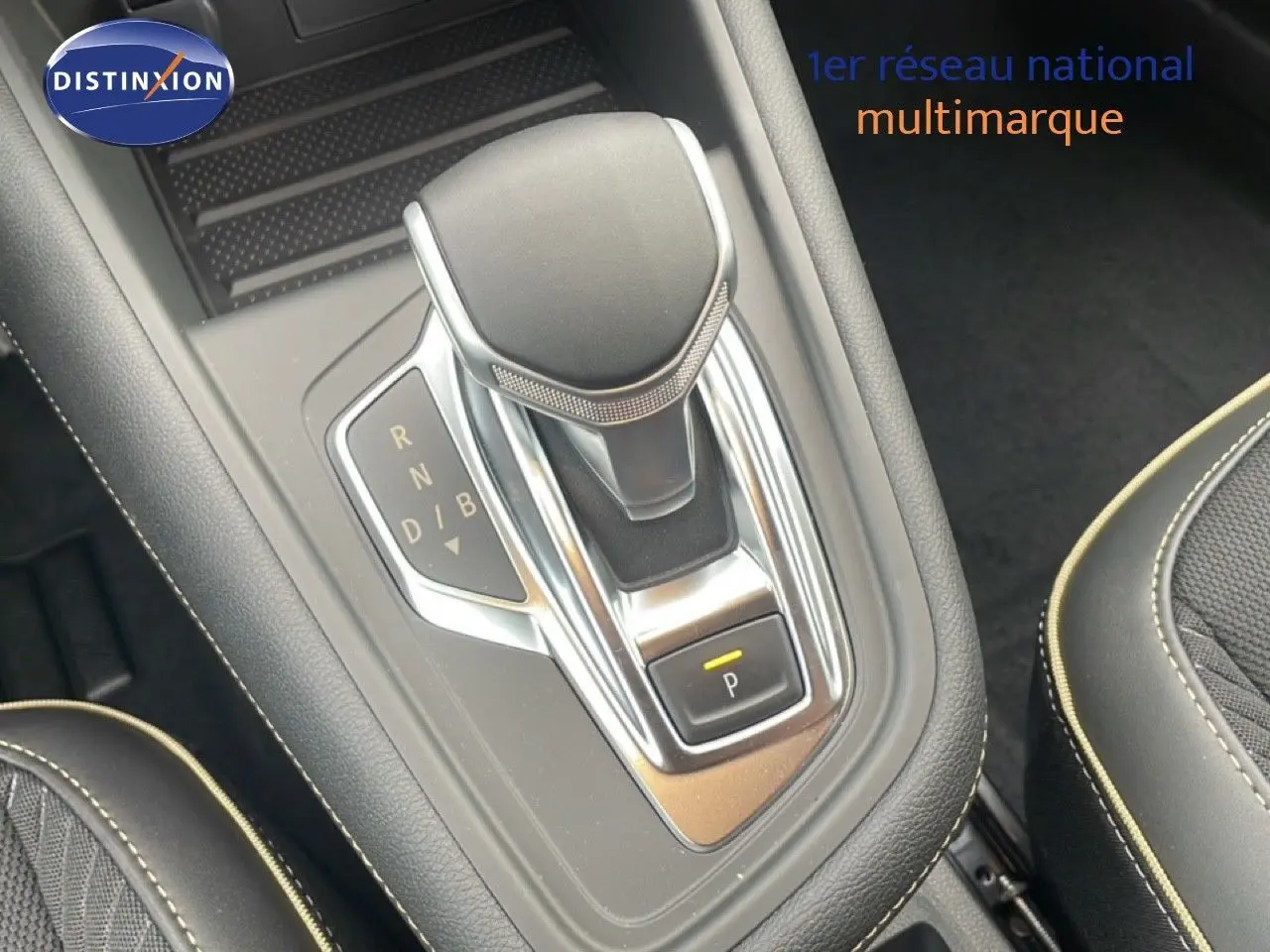 Le levier de vitesses automatique noir et chrome de la Renault Symbioz 1.6 E-TECH F.HYBRID Iconic, vue en gros plan intérieur.