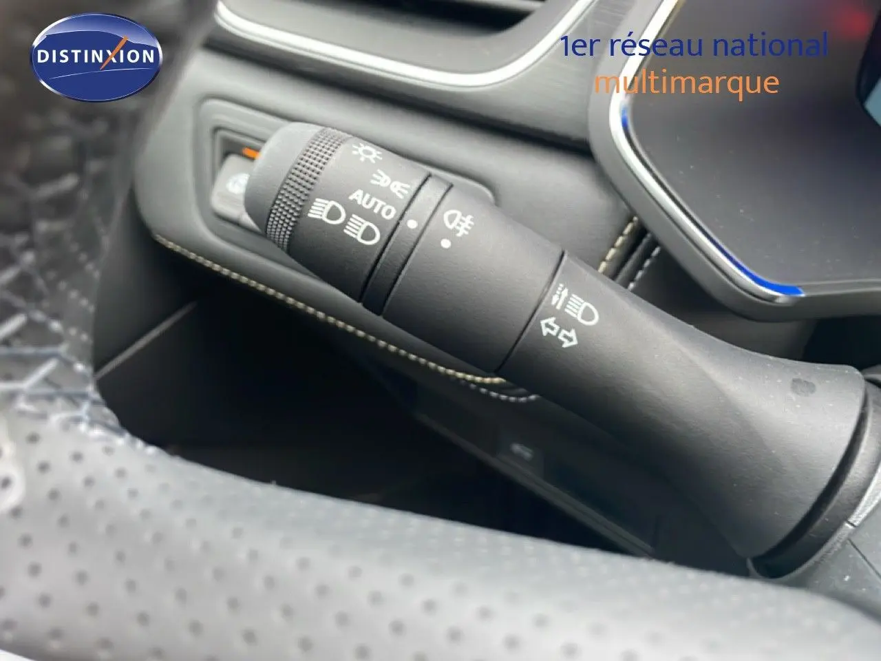 Gros plan sur la commande des feux et clignotants du Renault Symbioz noir étoile métal, intérieur moderne et soigné.