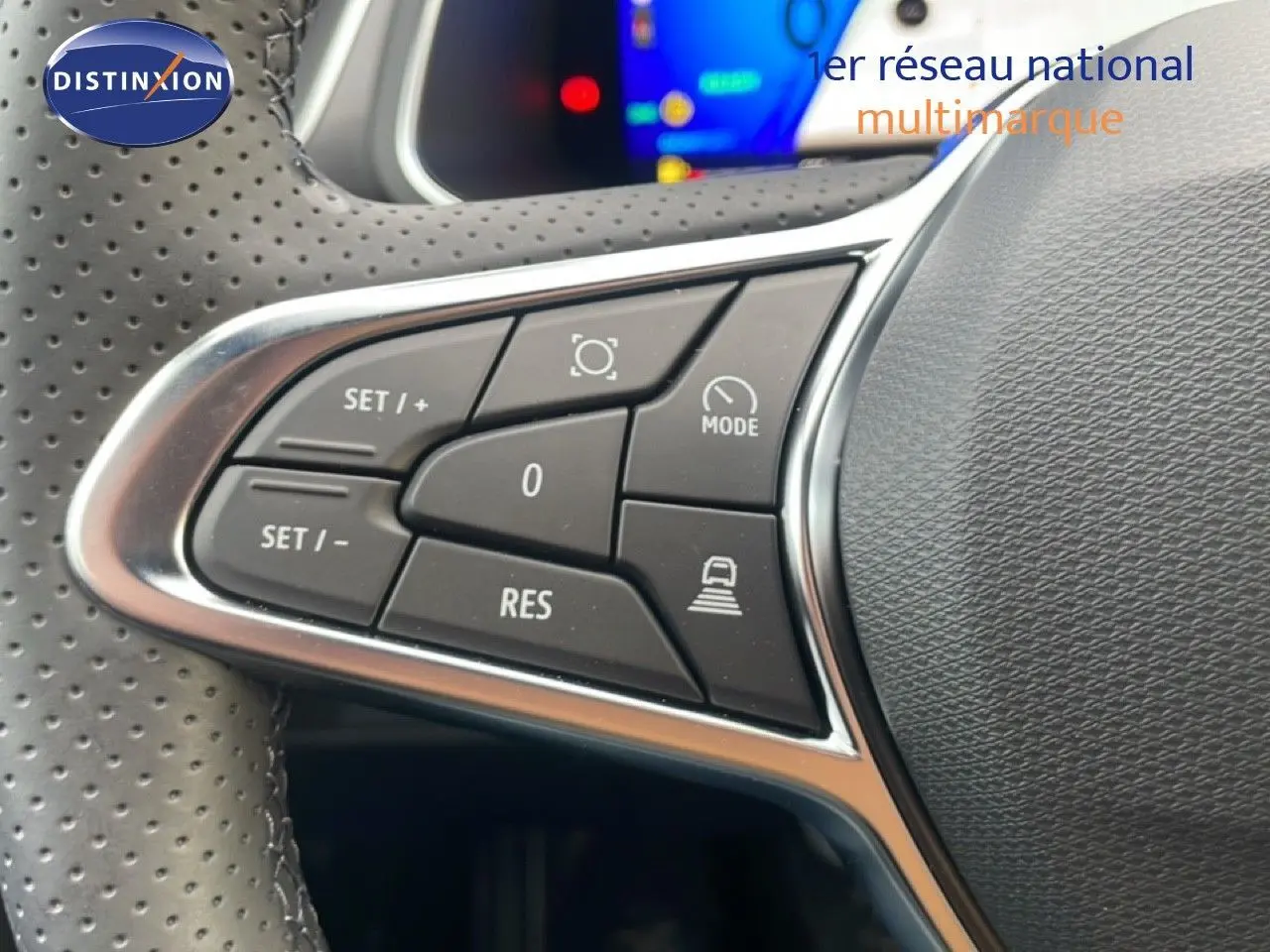 Détail des commandes au volant en cuir perforé de la Renault Symbioz noire, avec boutons de régulateur et mode de conduite.