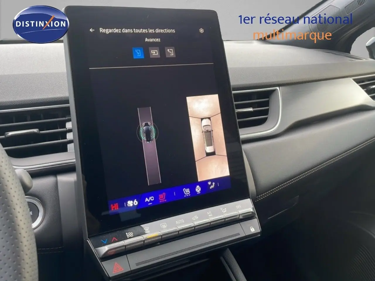 Vue rapprochée de la console centrale et écran tactile du Renault Symbioz noir étoile métal, affichant la caméra 360° et commandes climatisation.